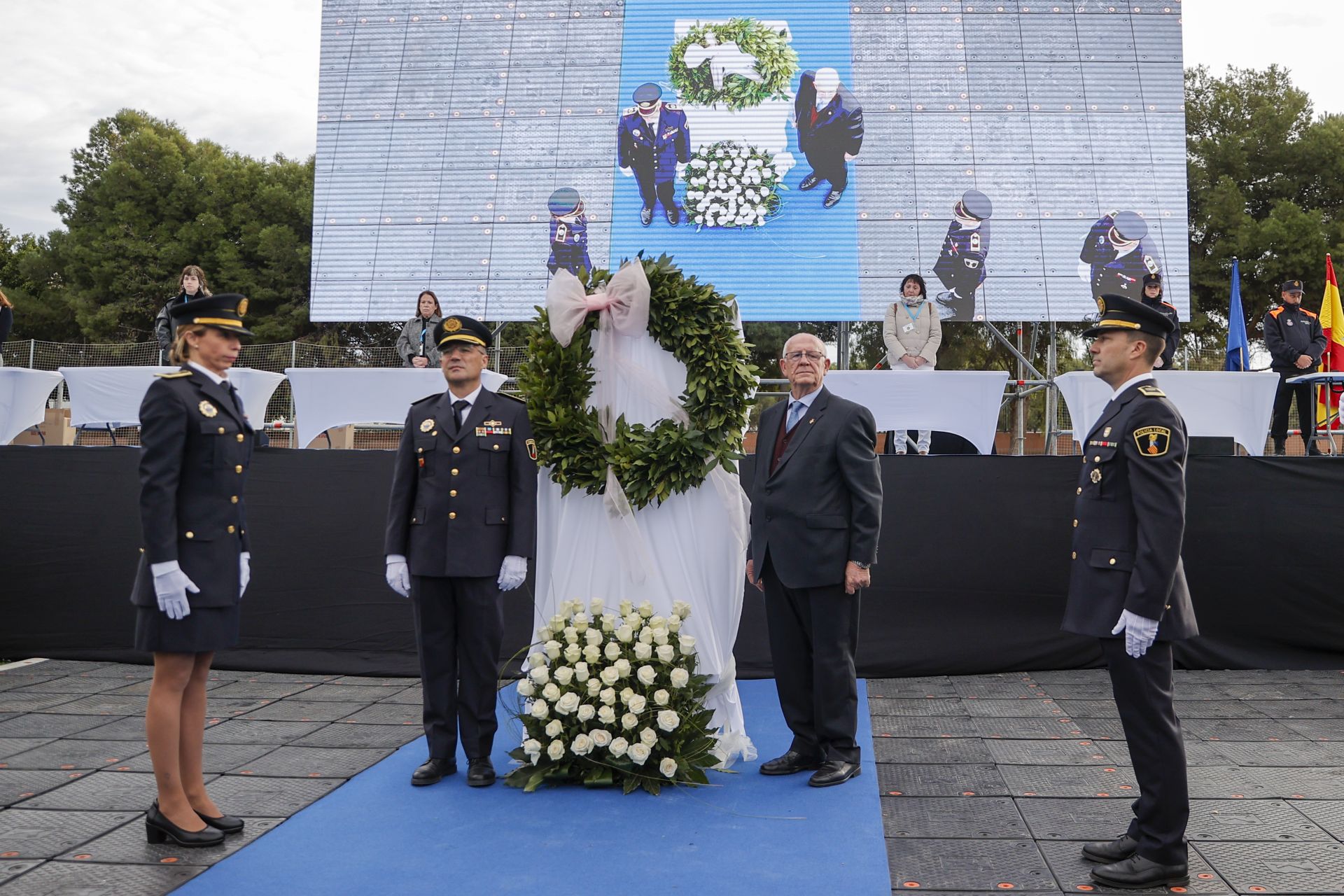 FOTOS | Reconocimiento policial a una ciudadanía de oro en Paiporta por su lucha contra la dana