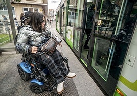 Una mujer con discapacidad en su silla de ruedas.