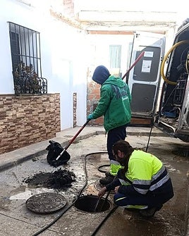 Trabajadores desatascando la red municipal.
