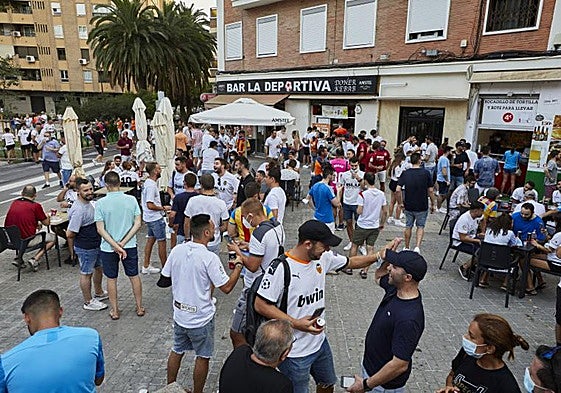 Decenas de personas en la plaza de la Afición antes de un partido del Valencia CF.