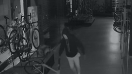 Uno de los ladrones grabado por una cámara de seguridad en una de las tiendas.