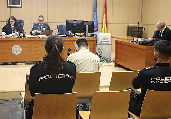 El condenado por las agresiones sexuales a su hija y una amiga y grabarlas en el baño.