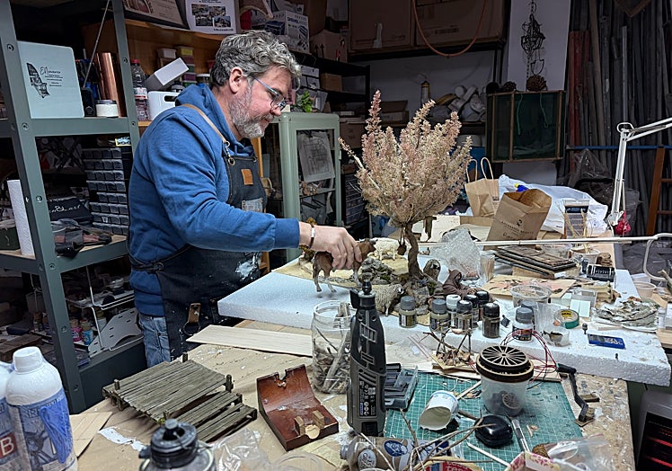 Emilio Navarro uno de los belenistas afectado por la dana.