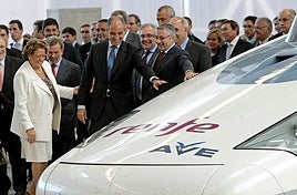 Rita Barberá y Francisco Camps, entre otros, observan el AVE tras su viaje inaugural a Valencia.