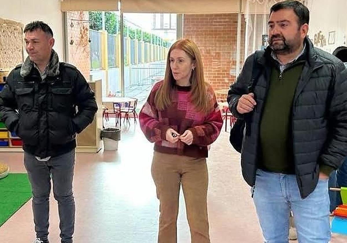 El concejal de Educación, José Cuberos, (d) en la visita a un centro escolar.
