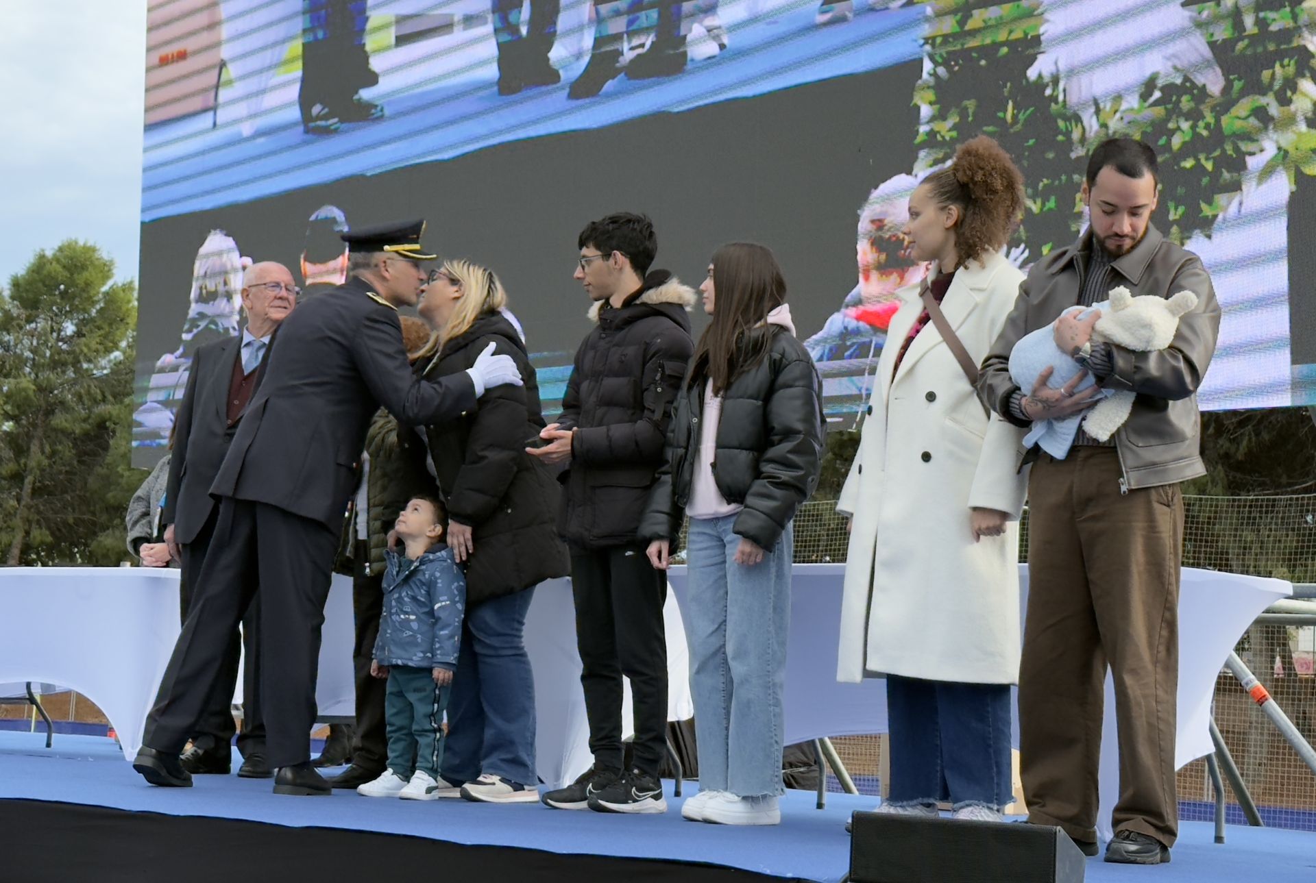 FOTOS | Reconocimiento policial a una ciudadanía de oro en Paiporta por su lucha contra la dana