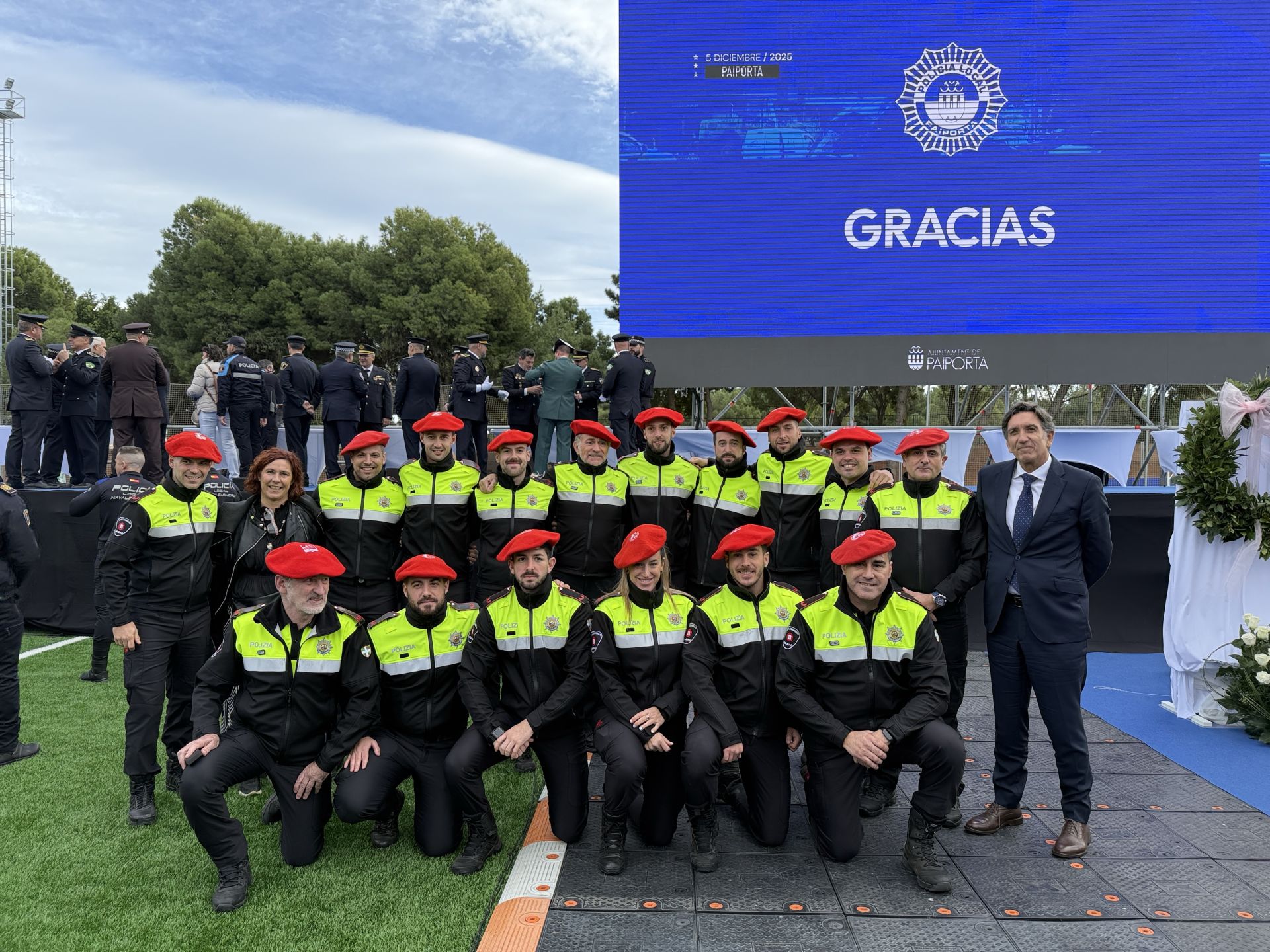 FOTOS | Reconocimiento policial a una ciudadanía de oro en Paiporta por su lucha contra la dana