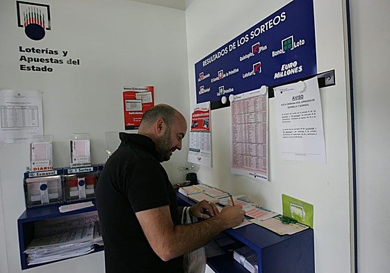 Un jugador de La Bonoloto en una imagen de archivo.