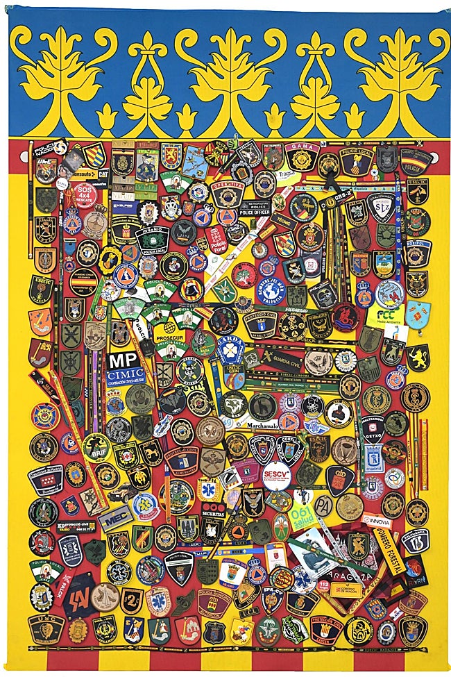 Mural con las insignias policiales de todos los cuerpos que acudieron a la llamada de auxilio de Paiporta en la dana.