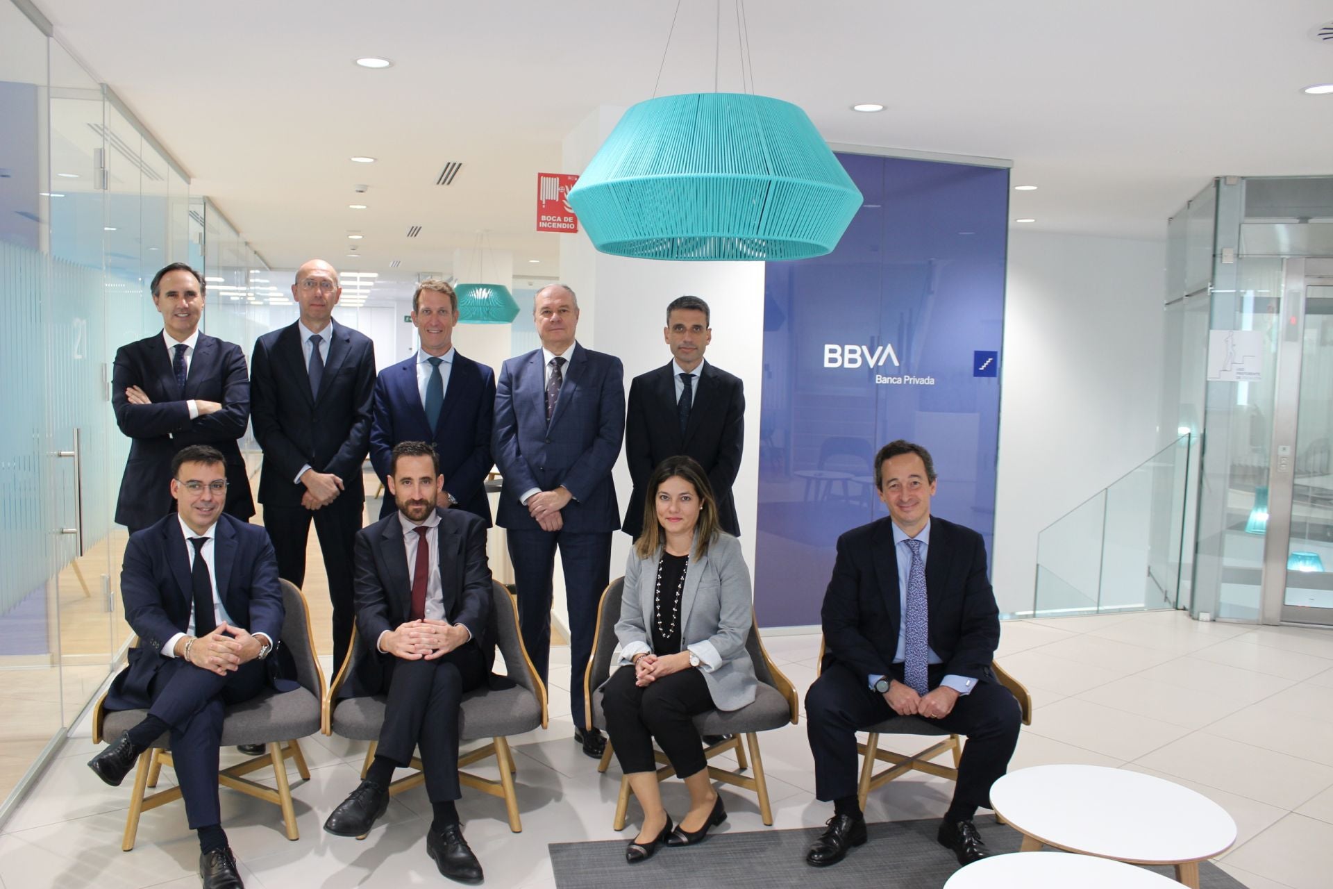 En el centro, de pie, el director de Patrimonios de la dirección territorial Este de BBVA, Santiago Espi.