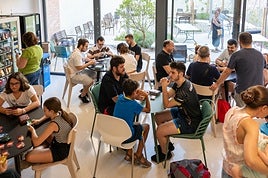 Vecinos de Ontinyent participan de las actividades programadas este verano en la Casa del Delme.