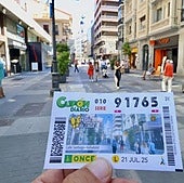 Un agraciado muestra un cupón diario de la ONCE. Imagen de archivo.