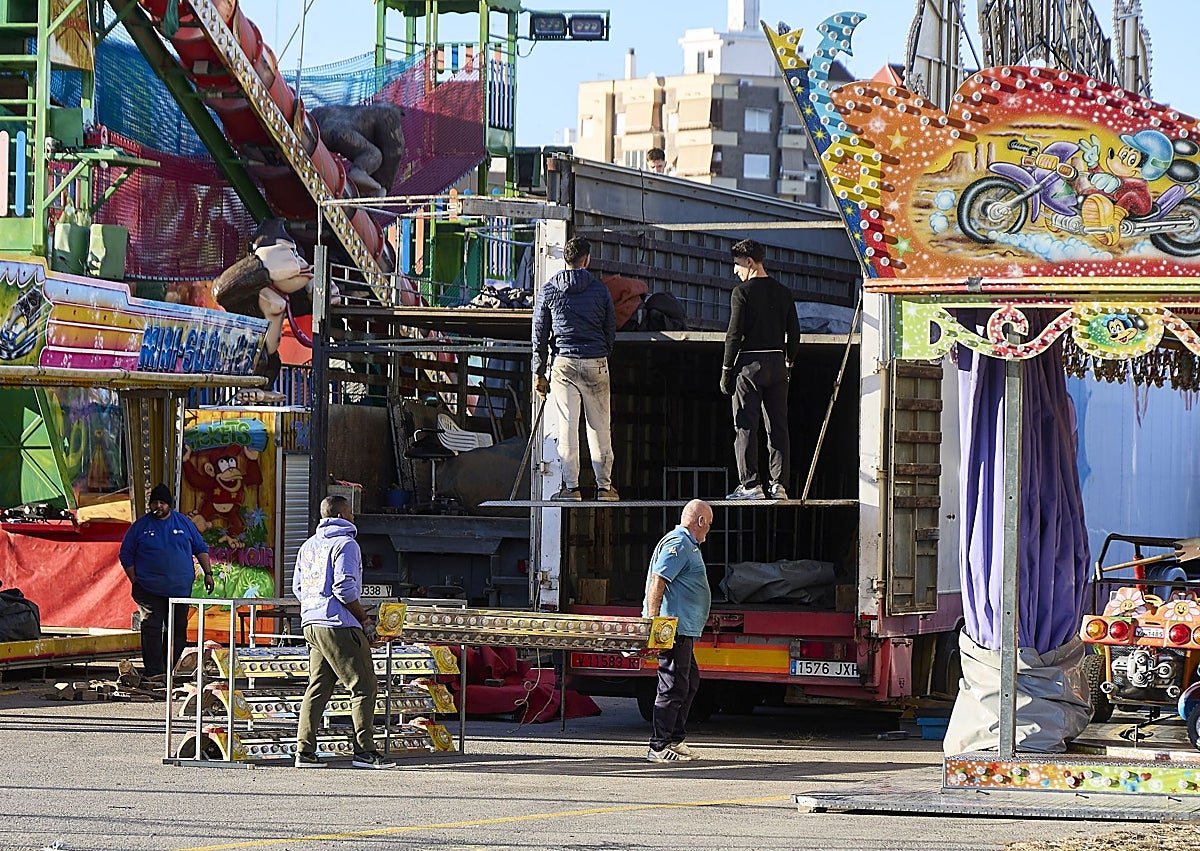 Imagen secundaria 1 - Proceso de montaje de la Feria de Navidad de Valencia hace unos días.