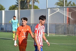 Maverick, jugador del CD Jávea, junto a un rival.