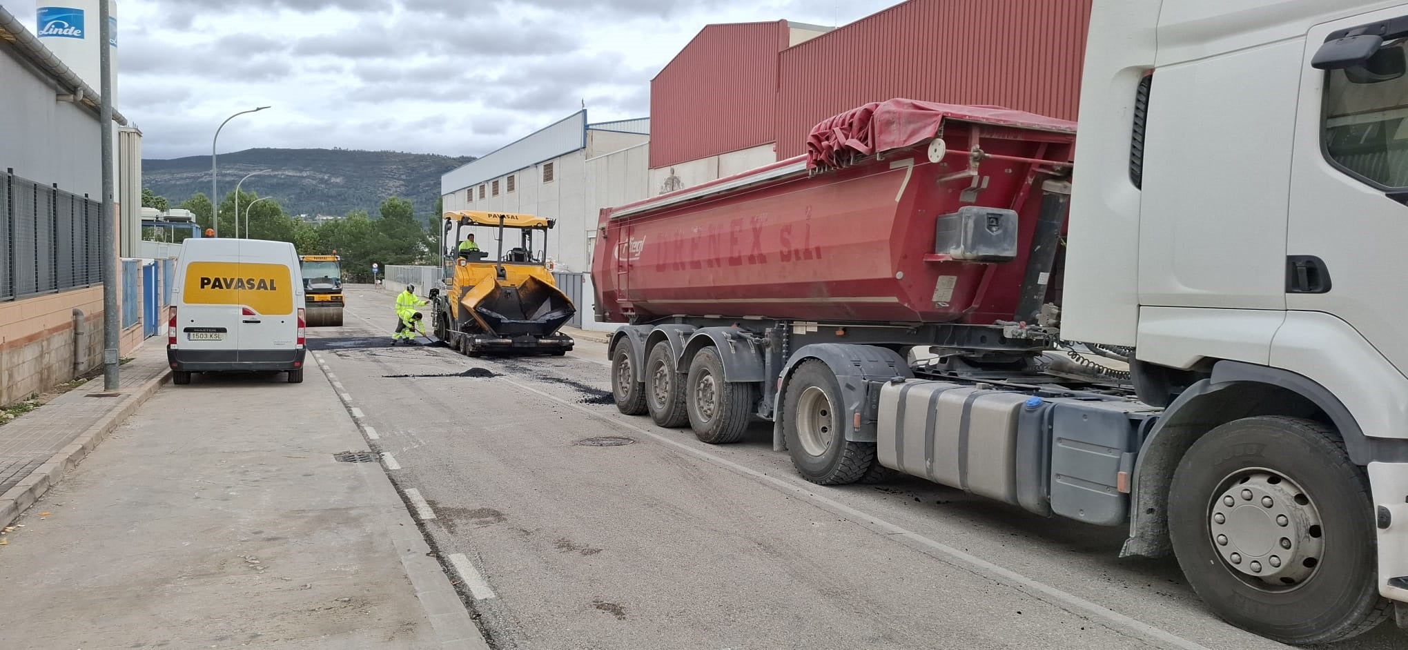 Los trabajos de repavimentación ya se han iniciado en el polígono.