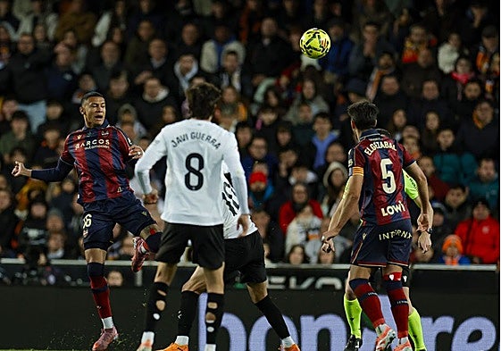 Kervin Arriaga y Elgezabal pugnan un balón durante el derbi en Mestalla.