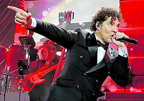 David Bisbal, vestido de gala, en un momento de su actuación.