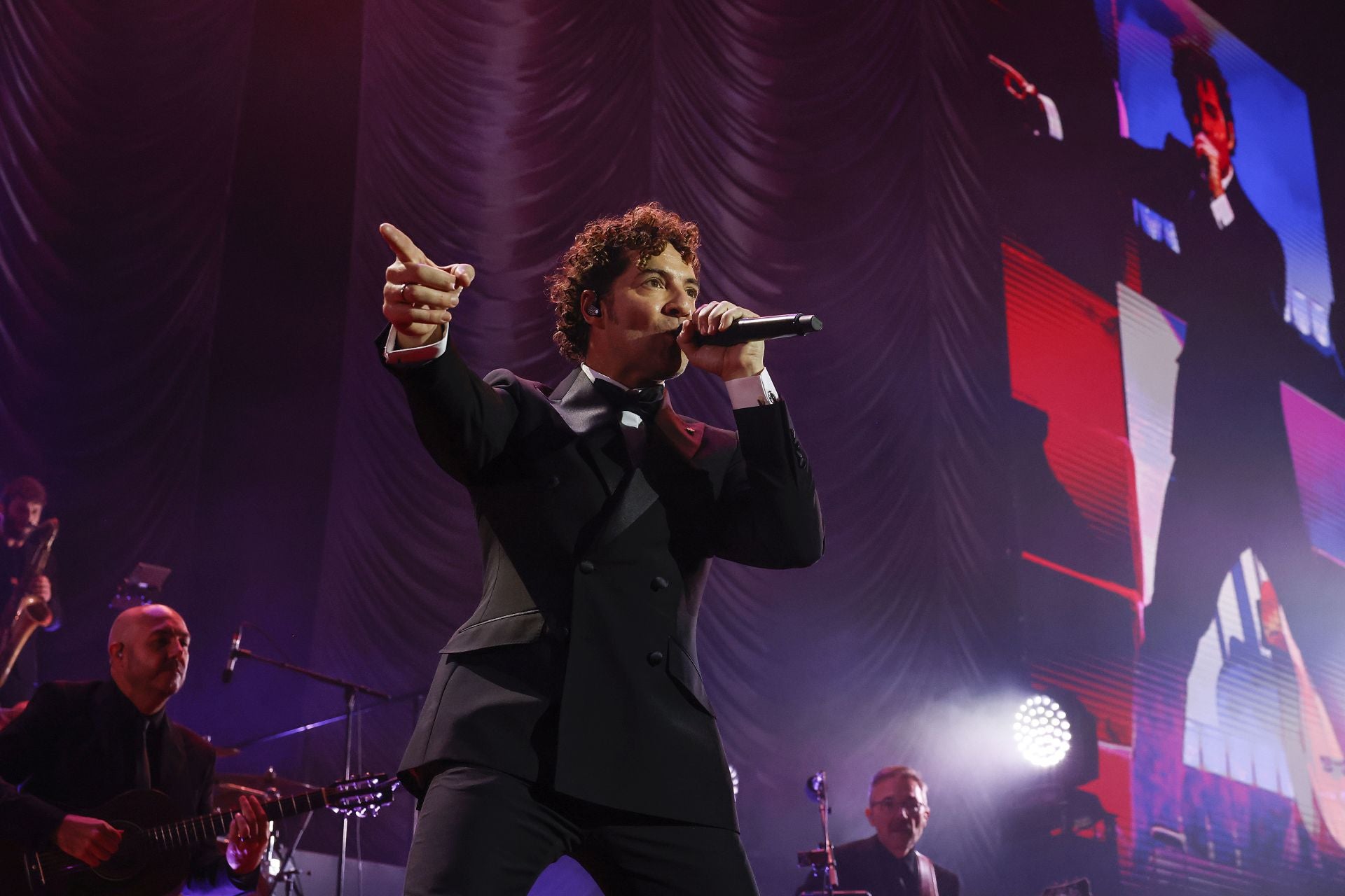 FOTOS | Bisbal llena de Navidad el Roig Arena