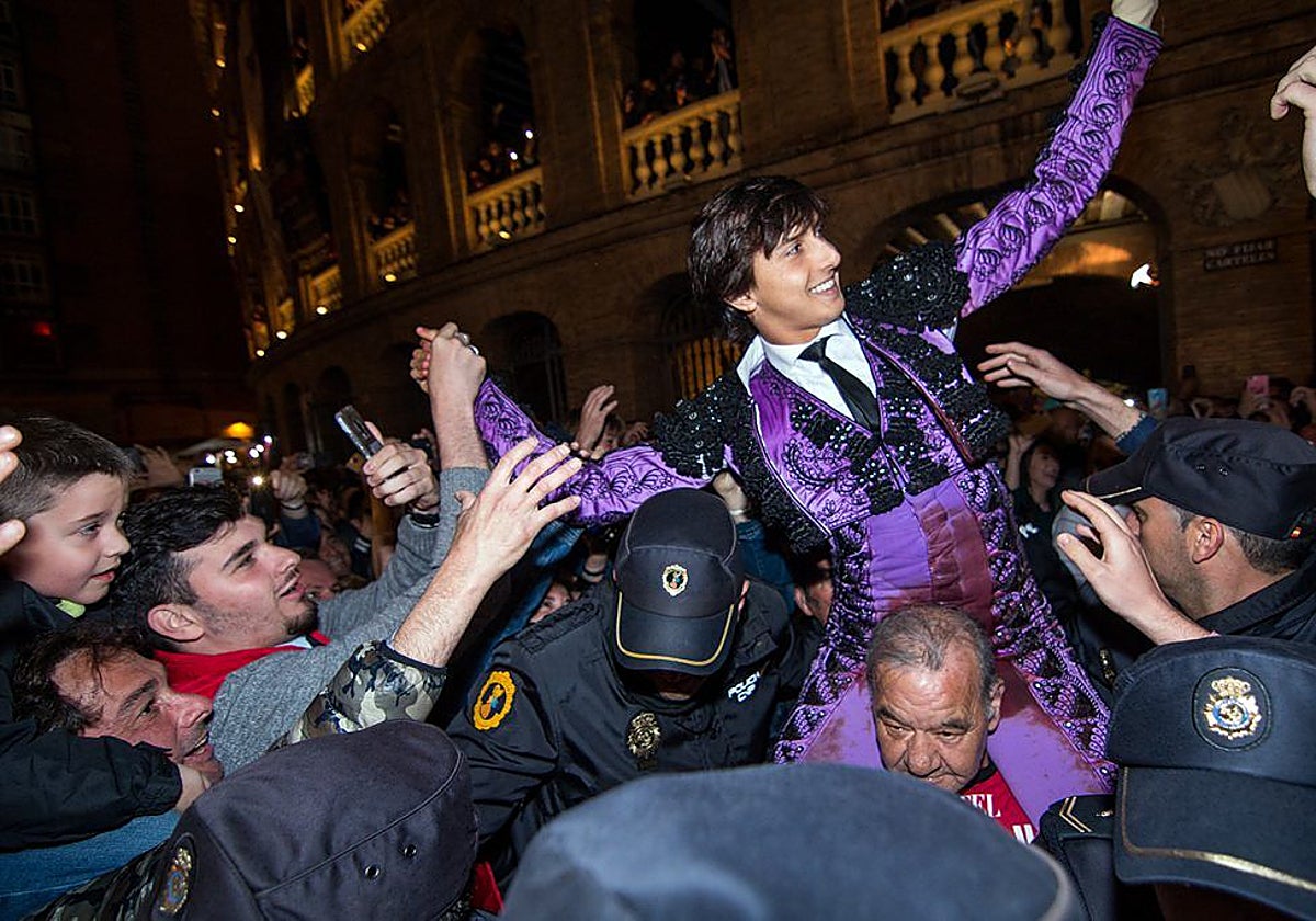 Roca Rey tras una tarde de triunfo en Valencia.
