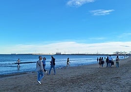 Varias personas en la playa de Valencia, este sábado.