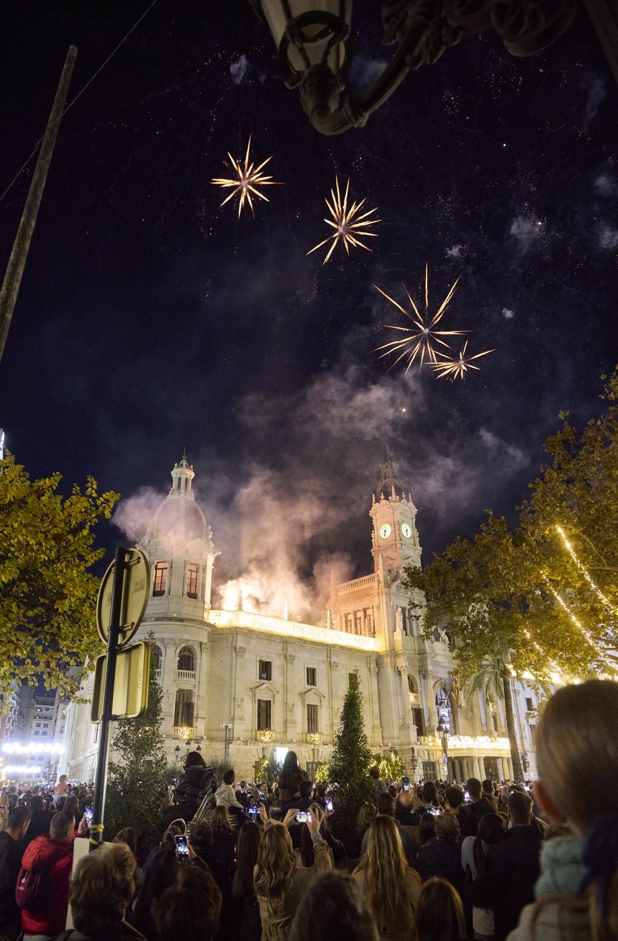 FOTOS | Las Navidades y el Maratón dejan las calles de Valencia a rebosar: «Es como si estuviéramos en Fallas»