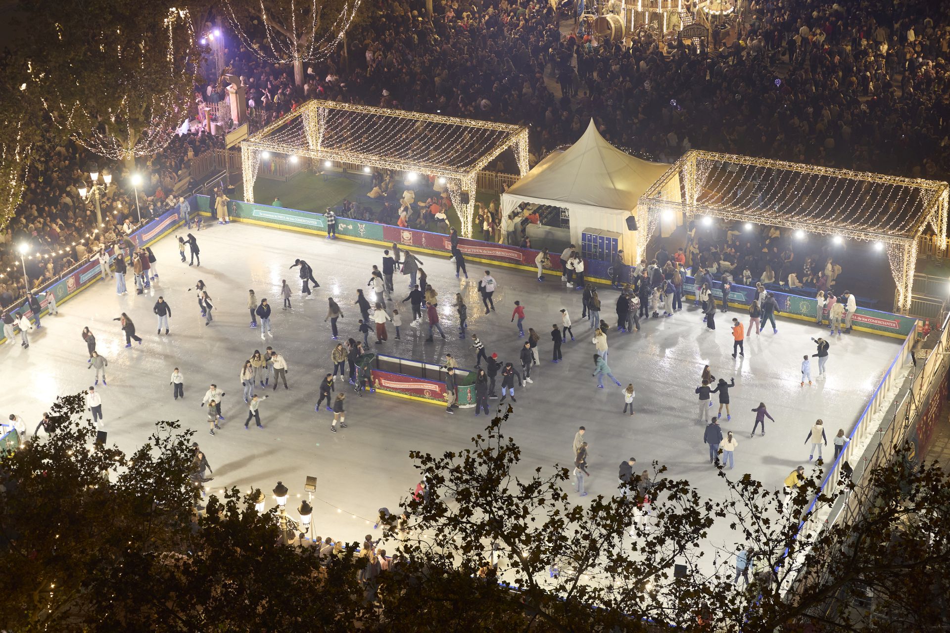 FOTOS | Las Navidades y el Maratón dejan las calles de Valencia a rebosar: «Es como si estuviéramos en Fallas»