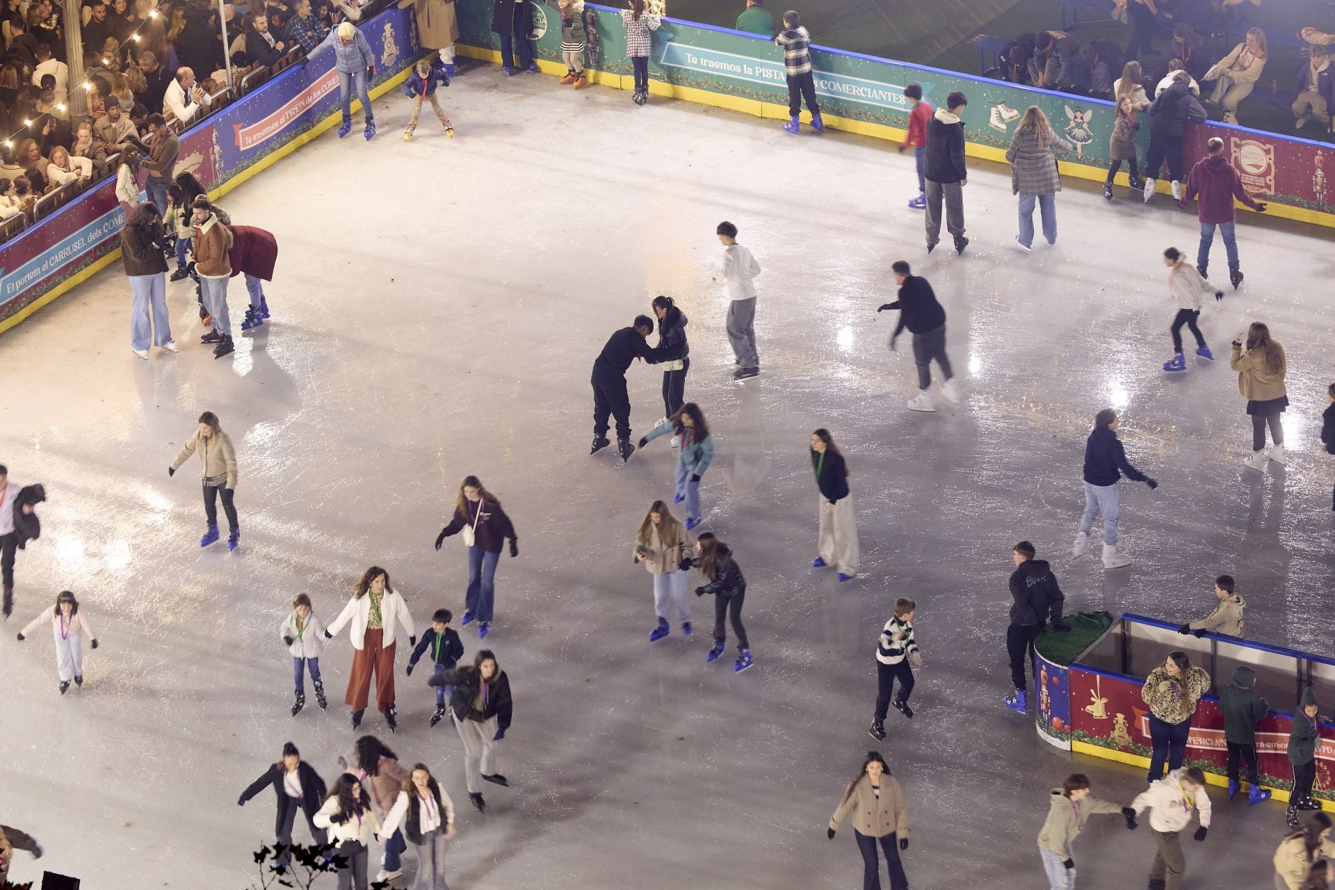 FOTOS | Las Navidades y el Maratón dejan las calles de Valencia a rebosar: «Es como si estuviéramos en Fallas»