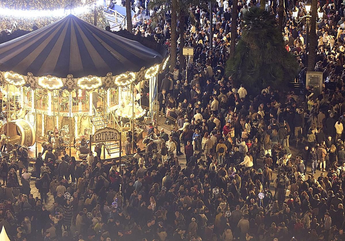 FOTOS | Las Navidades y el Maratón dejan las calles de Valencia a rebosar: «Es como si estuviéramos en Fallas»