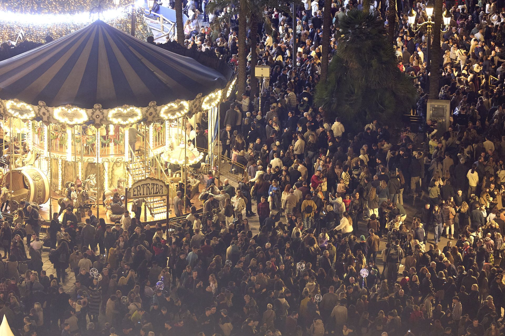 FOTOS | Las Navidades y el Maratón dejan las calles de Valencia a rebosar: «Es como si estuviéramos en Fallas»