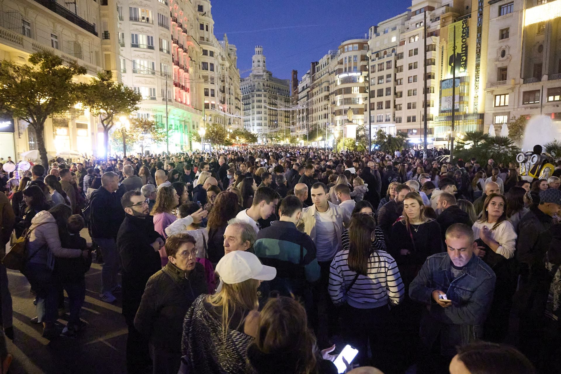 FOTOS | Las Navidades y el Maratón dejan las calles de Valencia a rebosar: «Es como si estuviéramos en Fallas»