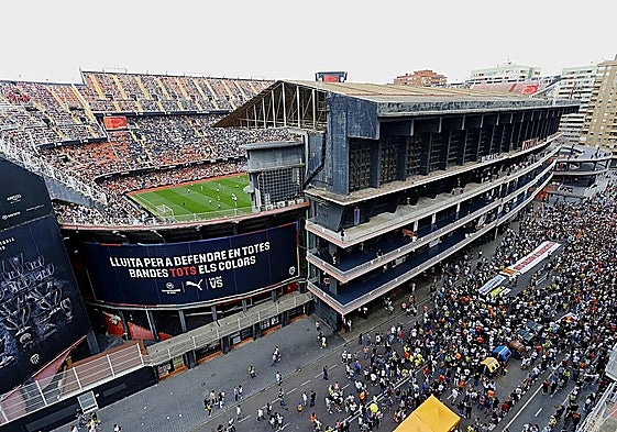 La Avenida de Suecia, en una protesta de la afición del Valencia.