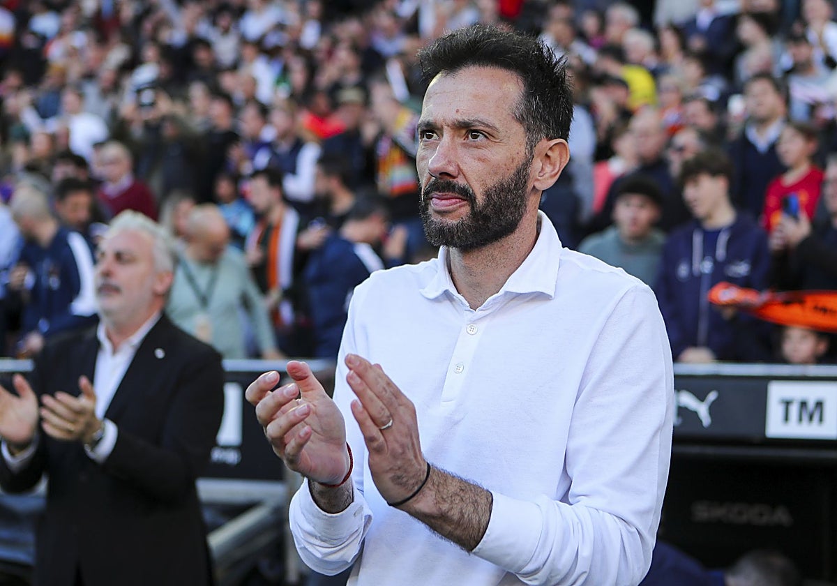 Carlos Corberán, durante el partido en Mestalla ante el Sevilla.