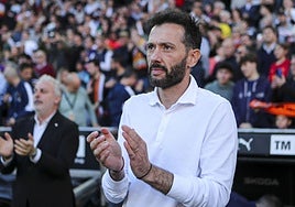 Carlos Corberán, durante el partido en Mestalla ante el Sevilla.