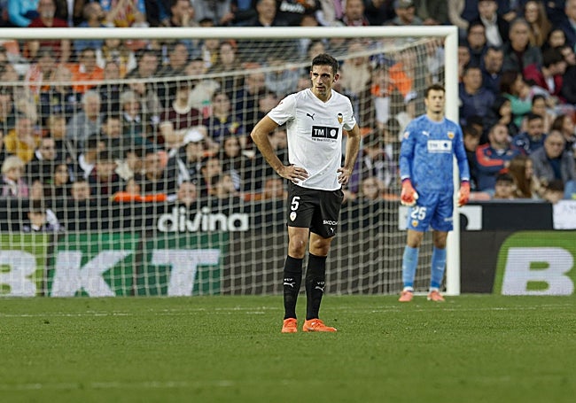 César Tárrega se lamenta tras marcar el gol en propia meta.