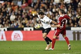 Hugo Duro pelea un balón con Azpilicueta.