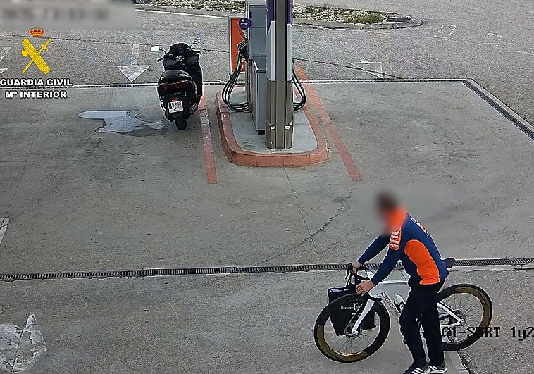 Imágenes del presunto ladrón de la bicicleta en una gasolinera.