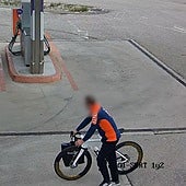 Imágenes del presunto ladrón de la bicicleta en una gasolinera.