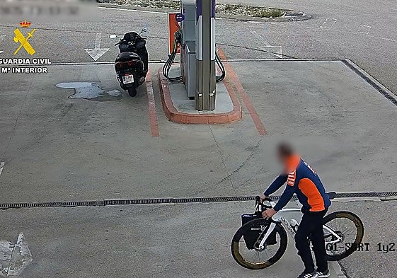 Imágenes del presunto ladrón de la bicicleta en una gasolinera.