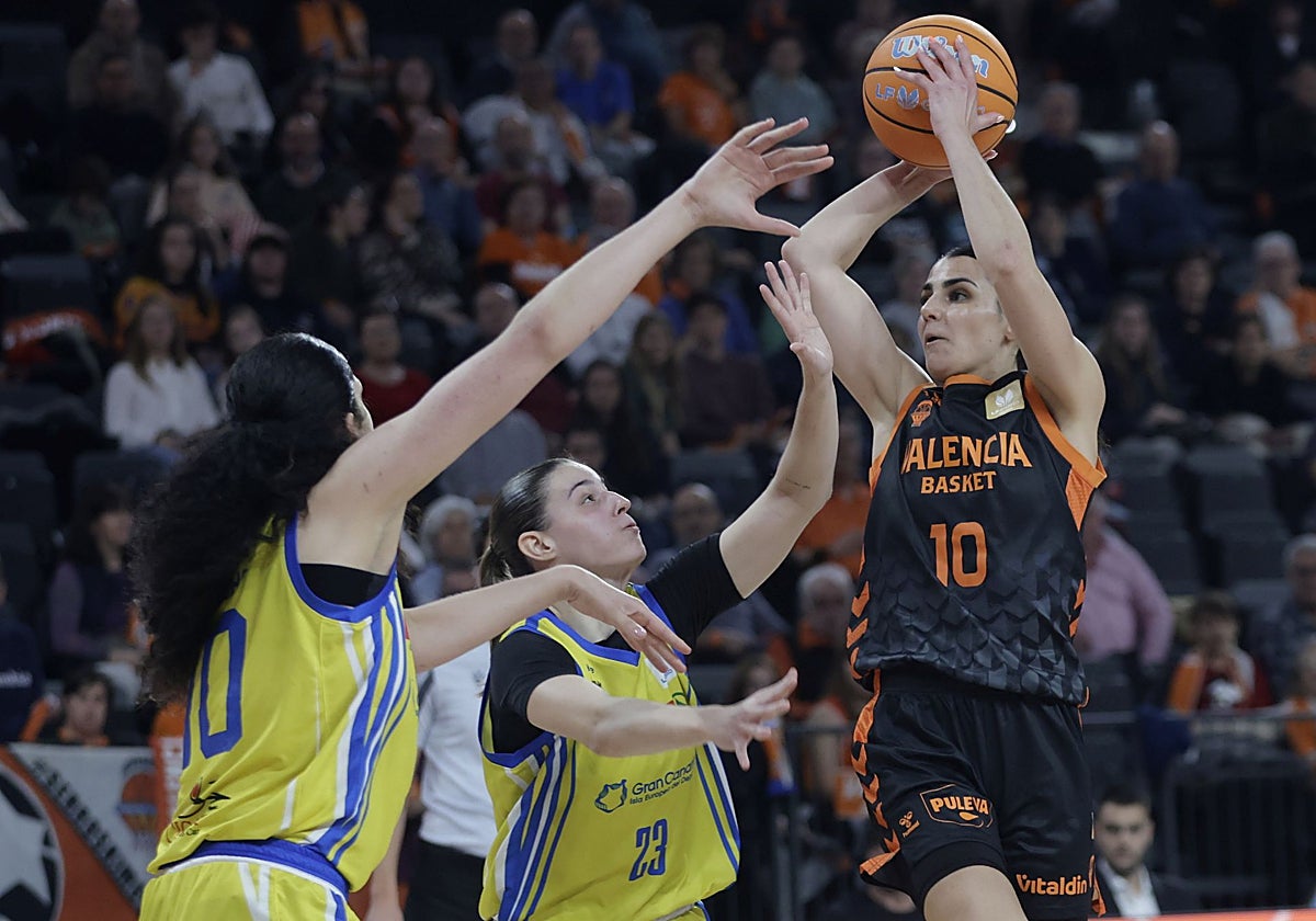 Romero lanza a canasta ante la defensa de Claudia Contell.