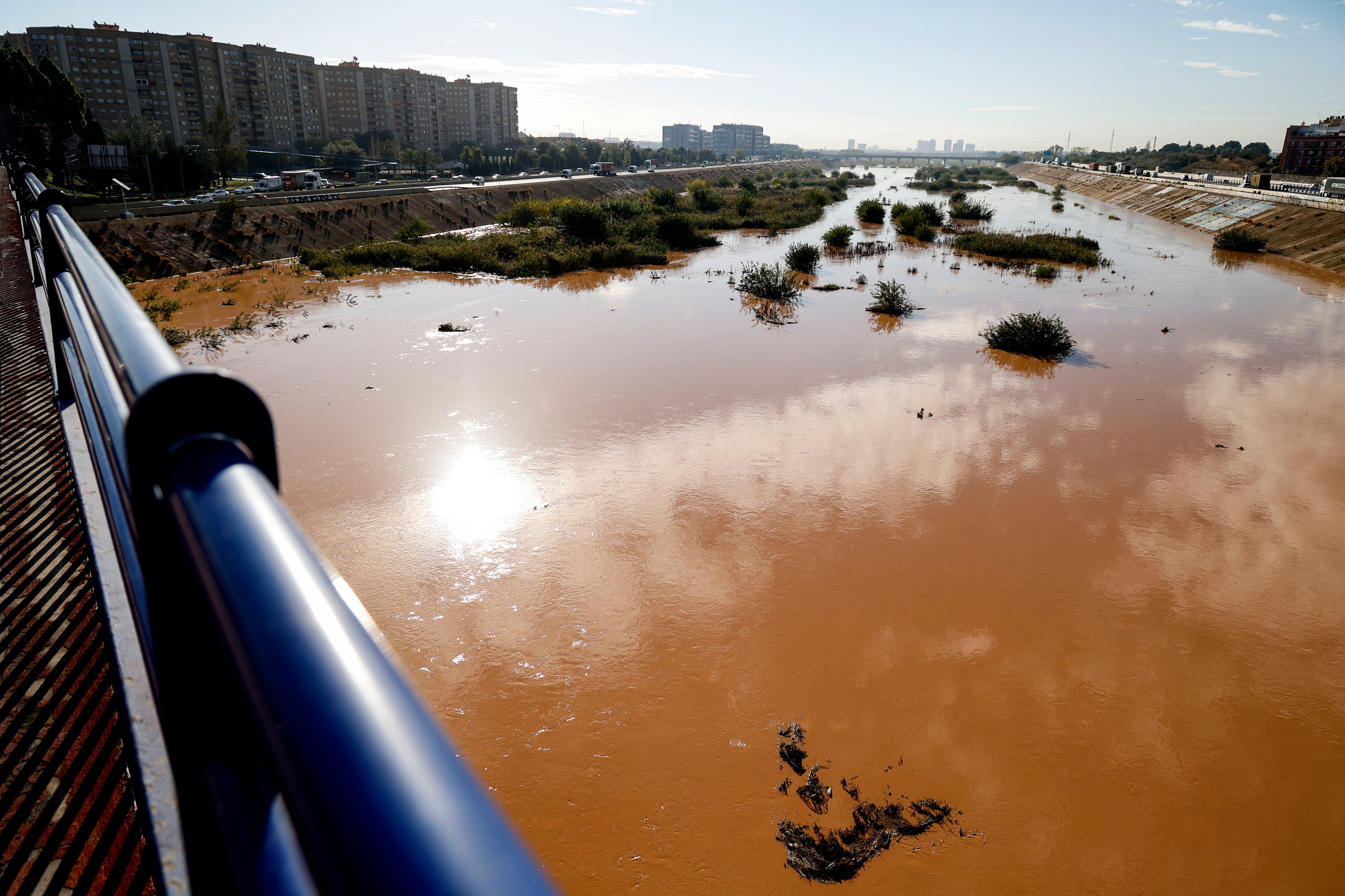 Crecida de agua en el cauce del Turia.
