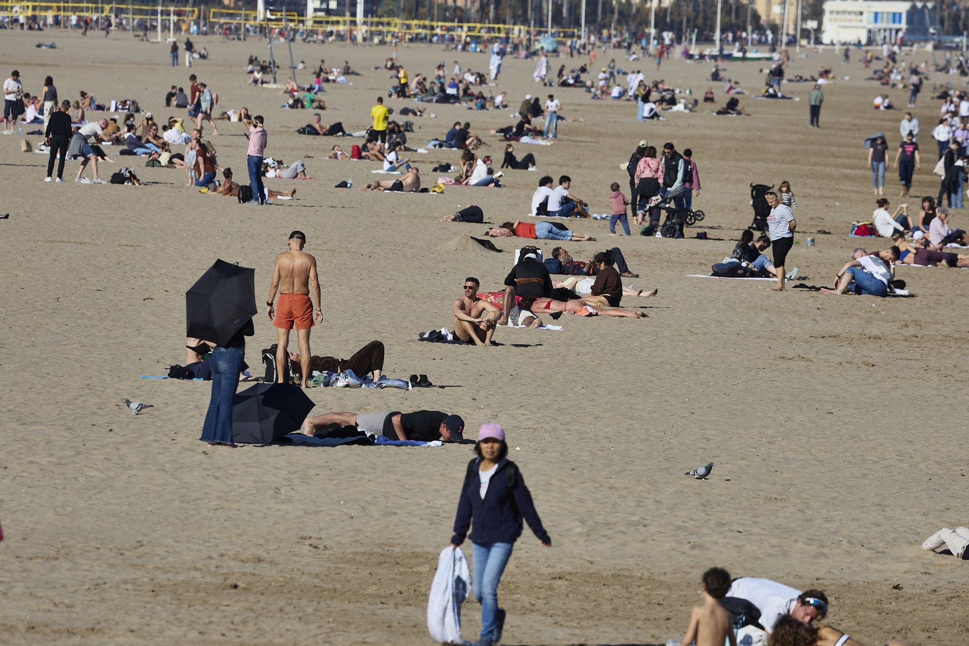 Ambiente festivo en la playa de Valencia al calor de las buenas temperaturas