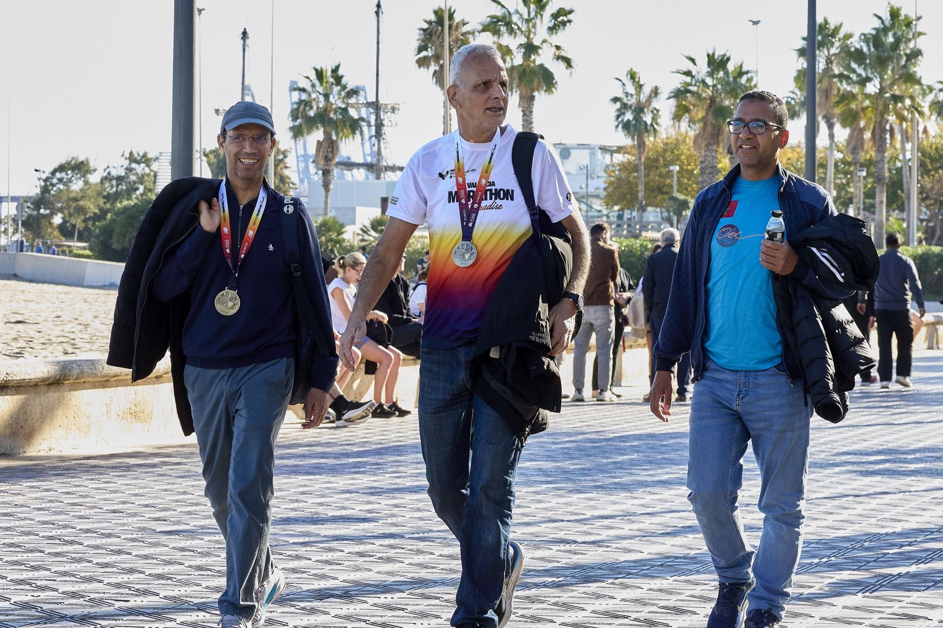 Ambiente festivo en la playa de Valencia al calor de las buenas temperaturas