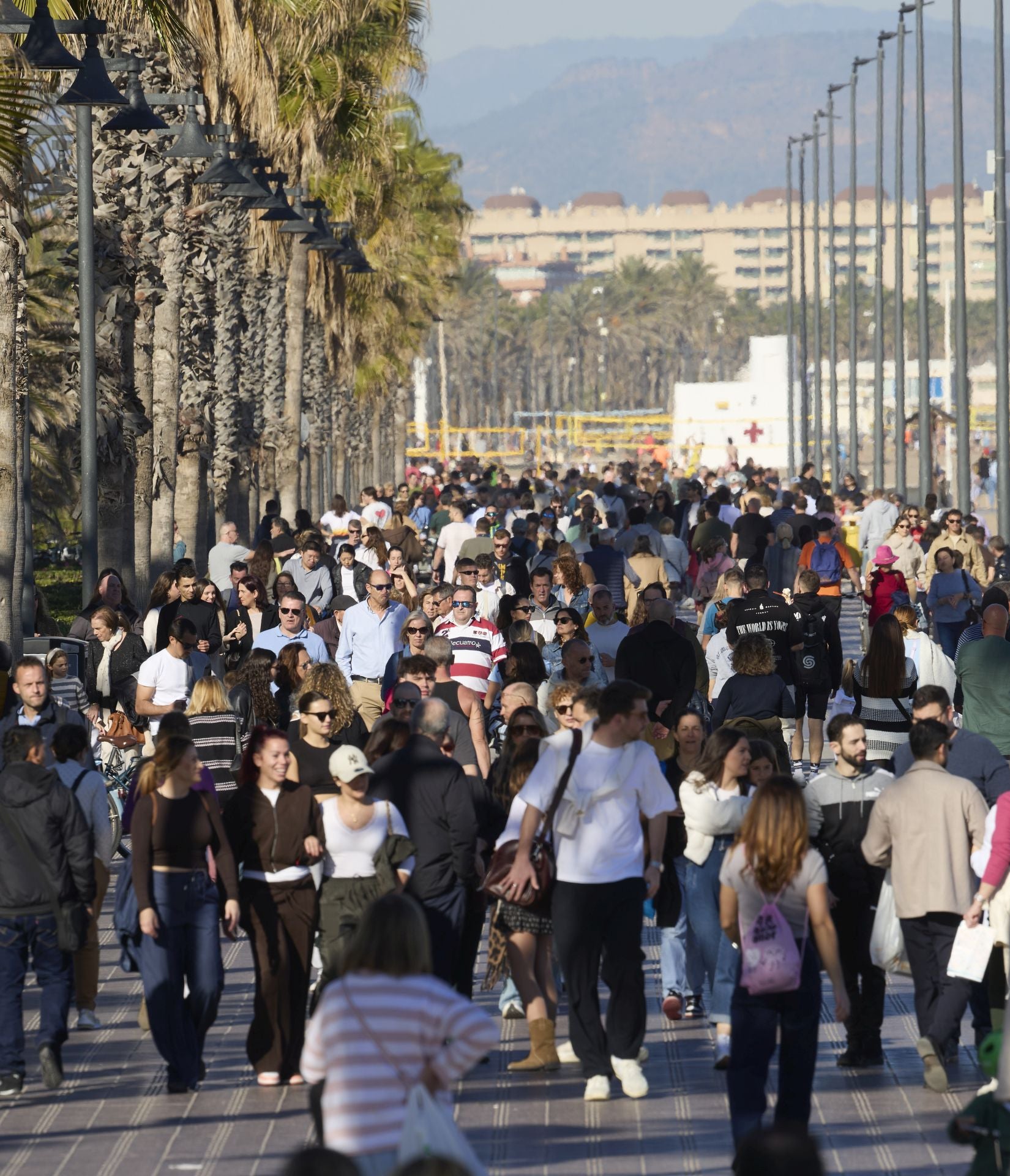 Ambiente festivo en la playa de Valencia al calor de las buenas temperaturas