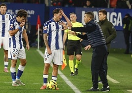 Álvaro del Moral da instrucciones en El Sadar.