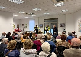 Los agentes ofrecen consejos prácticos sobre cómo reforzar la seguridad en domicilios.