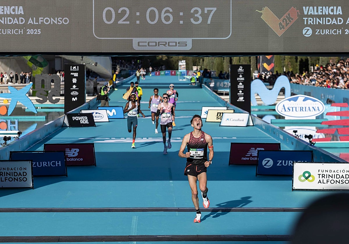 Alex Yee entrando a meta.