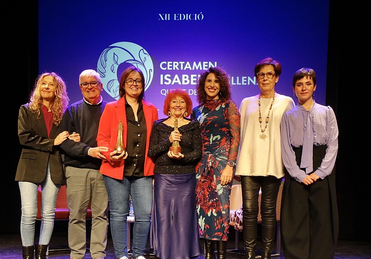 La alcaldesa Mora, tercera por la derecha, en la foto de familia de la gala.