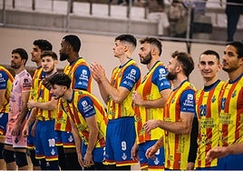 La plantilla agradece el apoyo del público.