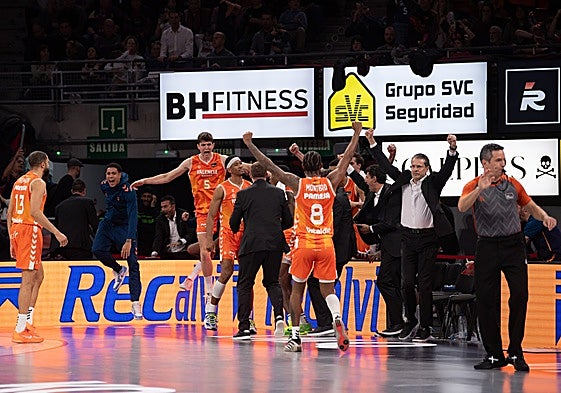 Montero celebra, junto a Pedro Martínez, la canasta ganadora de Taylor en Vitoria.
