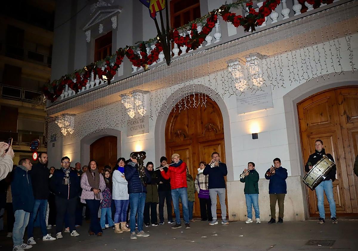 Grupo de música en el animado acto de esta mañana en Torrent.